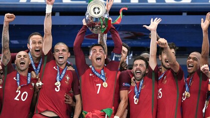 La selección de Portugal recoge el trofeo como campeona de la Eurocopa 2016