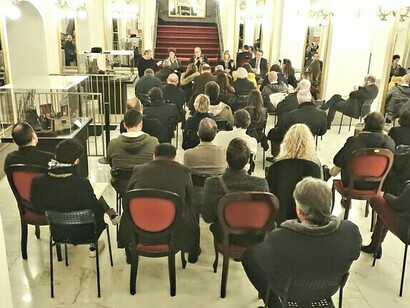 Vestíbulo del Teatro Bellini de Nápoles, Italia, en la presentación de la novela 'Una brava persona' de Patrizio Fiore