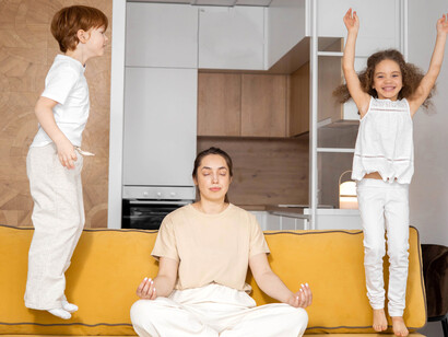 Mãe tenta colocar em práticas as orientações escolares recebidas para o lar