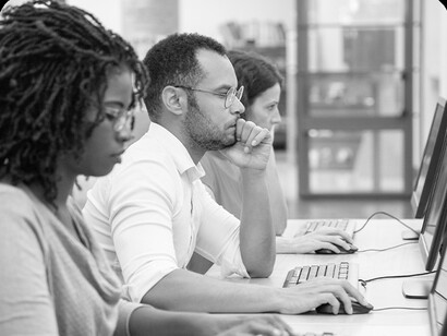 A ideia de que o ambiente corporativo é neutro já foi amplamente questionada por intelectuais como Silvio Almeida, ao demonstrar que o racismo é estrutural, ou seja, está entranhado nas instituições e nas formas de organização da sociedade. Se as estruturas são racializadas, os critérios de avaliação também são