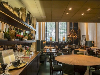 A escala e iluminação do salão refletem o cuidado arquitetônico no 'D.O.M.'