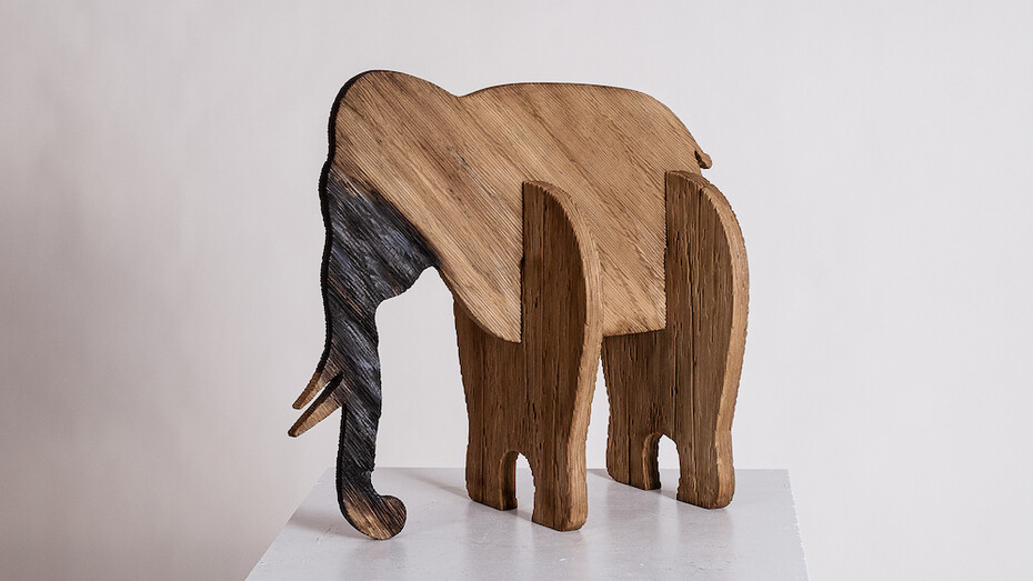 Vaccaro Valeria, Elefante, 2022, marmo bianco di Carrara e inchiostri, 44x50x25 cm