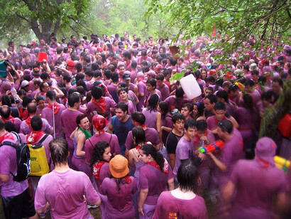 Thousands of people, with whatever wine "weapon" they may find, join this wine fighting for a few hours