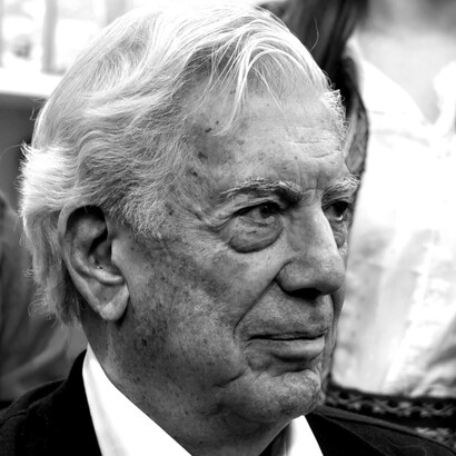 Mario Vargas Llosa è uno degli autori più influenti della letteratura latinoamericana contemporanea, noto per i suoi romanzi che esplorano politica, potere e società