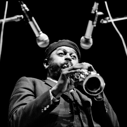 Archie Shepp, in un concerto del 1974 è uno dei pochi musicisti ancora in vita fra quelli ritratti. Ora è 86enne