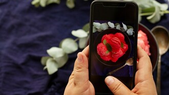 Las páginas de contactos en la red anuncian la opción "fácil" de conectar a personas que buscan pareja