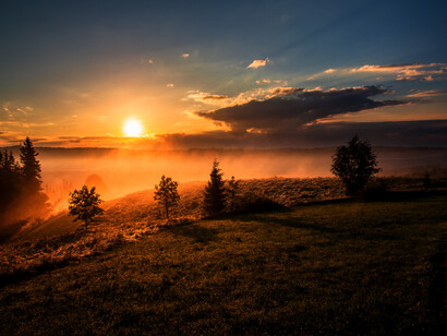 Vista del atardecer desde una montaña donde llega la neblina. El Buen Vivir se ha convertido en una salida al laberinto que atravesamos como humanidad. Paisaje natural en Polonia