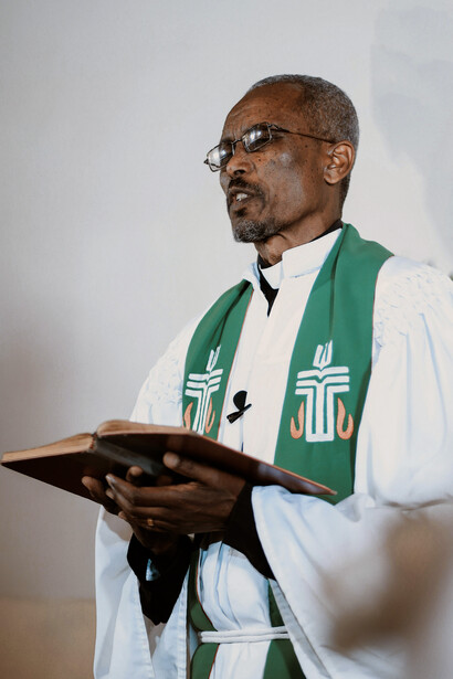 A diminuição da taxa de natalidade no Brasil, incentivada por políticas antinatalistas e mudanças culturais, pode ter contribuído para o declínio do número de católicos no país ao longo das décadas