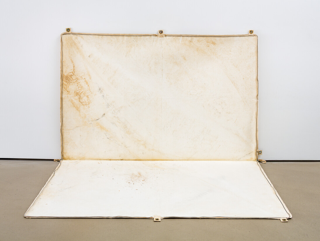 Alex Hay
Collection Bag
1969-70
sand and twigs in zippered bag
bags are 53 inches across and go up the wall 33 inches. Images courtesy the artist and Peter Freeman, Inc
