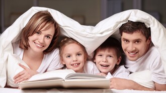 Un padre y una madre con sus dos hijos