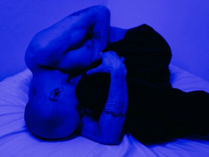 Com esse comportamento inventado fatalmente qualquer um se torna incapaz de transitar pela diversidade, pelo desconhecido. Sem a mínima condição de alcançar a também distante essência alheia. Nada e absolutamente nada pode incomodá-lo, tirar o seu planejamento do lugar ou arranhar sua dura carapaça inventada