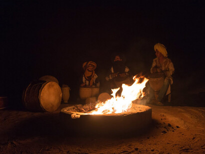 Interpretación de música tradicional en un campamento de lujo en el Desierto del Sahara
