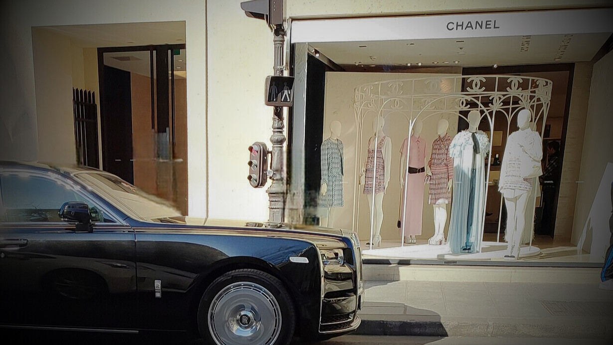 L’héritage de Coco Chanel se prolonge dans le paysage parisien, entre l’élégance intemporelle de ses boutiques et des lieux emblématiques comme le 19M, où la haute couture française continue de s’écrire