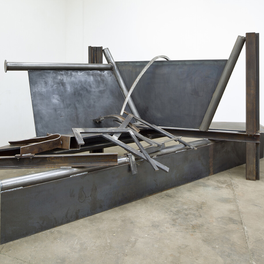Anthony Caro, Horizon, 2012, Park Avenue Series, Steel, rusted and varnished, 70 x 158 x 68 in. Courtesy Galerie Daniel Templon