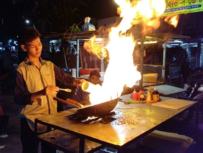 Street food in India: "...mostrandomi per esempio come rubare i Cham Cham (deliziosi biscotti allo zafferano) sgattaiolando dietro al banco del pakistano..."