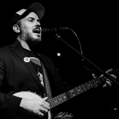Al the Coordinator. Con il suo progetto country-folk è balzato agli onori delle cronache nazionali, fino ad aprire i concerti di Brunori SAS, Afterhours e molti altri artisti