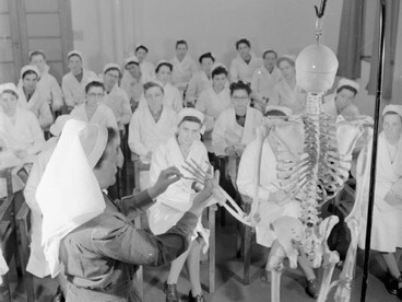 Enfermera tutora utiliza un esqueleto durante una clase de anatomía en el Hospital St. Helier. 1943