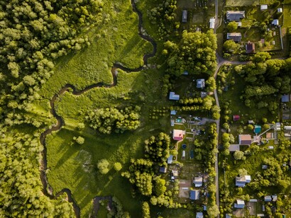 Piantare alberi non significa soltanto rendere le città più belle: significa costruire una delle infrastrutture naturali più importanti per affrontare il clima che cambia