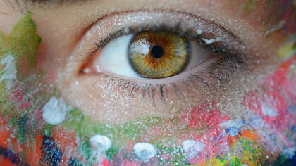 La creatività è una qualità che abbraccia molteplici sfaccettature. Può manifestarsi in diversi modi, come la creatività artistica, la creatività scientifica, la creatività nella risoluzione dei problemi o persino la creatività nella comunicazione