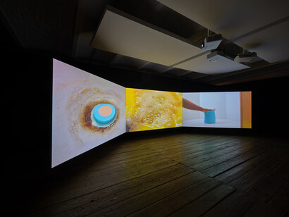 Mika Rottenberg, Antimatter factory, ausstellungsansicht. Mit freundlicher genehmigung von KunstHausWien