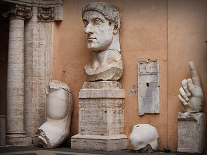 Partes do Colosso de Constantino, estátua do grande imperador que media 12 metros de altura no museu Capitolinos em Roma, Itália