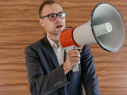 Desvende os mitos da pós-verdade e do senso comum, e entenda a importância da lógica e do embasamento factual nas discussões. Não se deixe levar pelo achismo e pela truculência argumentativa