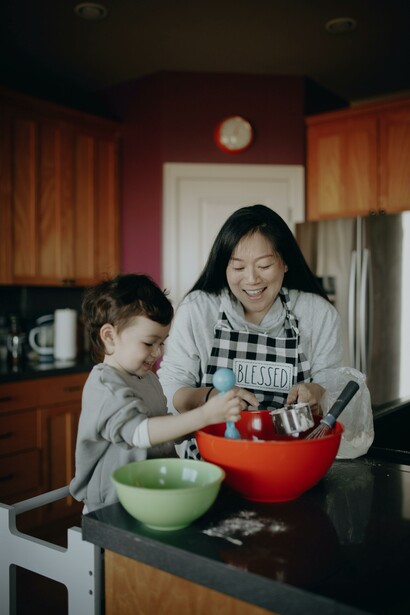 Menino ajuda mãe a cozinhar