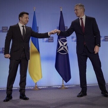 Le président de l'Ukraine, M. Volodymyr Zelenskyi (à gauche), et le secrétaire général de l'OTAN, M. Jens Stoltenberg. Bruxelles, 16 décembre 2021