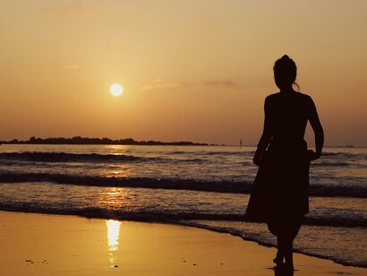 Il mare notturno diventa lo scenario di una vicinanza che oltrepassa progressivamente il confine dell'affetto familiare