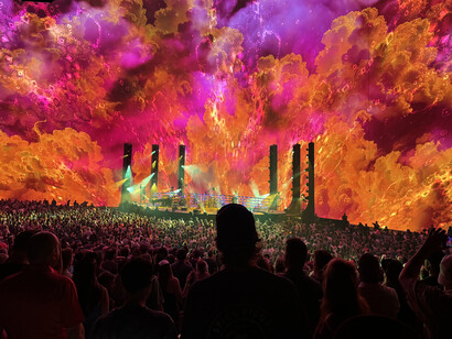 El acceso a la información aumenta la posibilidad de ser engañados. La banda de rock estadounidense Phish actuando en Sphere in Paradise, Nevada, en abril de 2024. EE. UU.