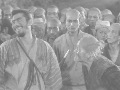 "I sette samurai" (1954), di Akira Kurosawa, scena dal film. Il personaggio interpretato da Toshirō Mifune è prepotentemente fuori dagli schemi in ogni momento: l’uso di una sprezzante risata e di una gestualità caricata, a tratti iperbolica, sono elementi che lo distinguono da tutti gli altri coprotagonisti su schermo