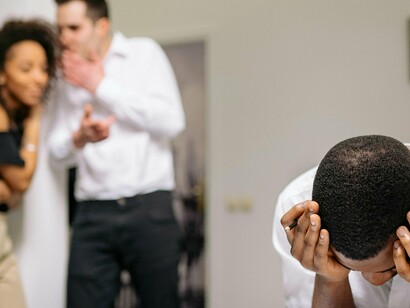 Homem sofre com a fofoca no ambiente de trabalho. Sentindo-se desvalorizadas e sobrecarregadas emocionalmente, as vítimas podem perder o interesse no trabalho e, consequentemente, sua produtividade pode diminuir