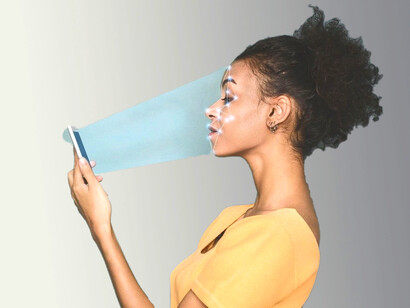 Reconhecimento facial de celular em pessoa negra