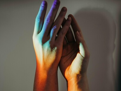 Este argumento parte de uma premissa falsa: a de que a heterossexualidade é neutra, universal e não precisa de justificação, enquanto qualquer outra identidade precisa de uma razão narrativa para existir