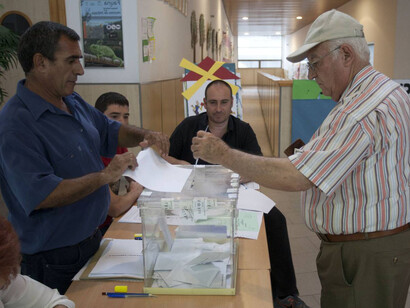 Un anciano, a la hora de votar