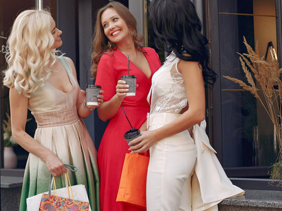 La publicidad y los medios de comunicación juegan un papel crucial en la creación de deseos, promoviendo estilos de vida y valores que refuerzan la lógica del mercado