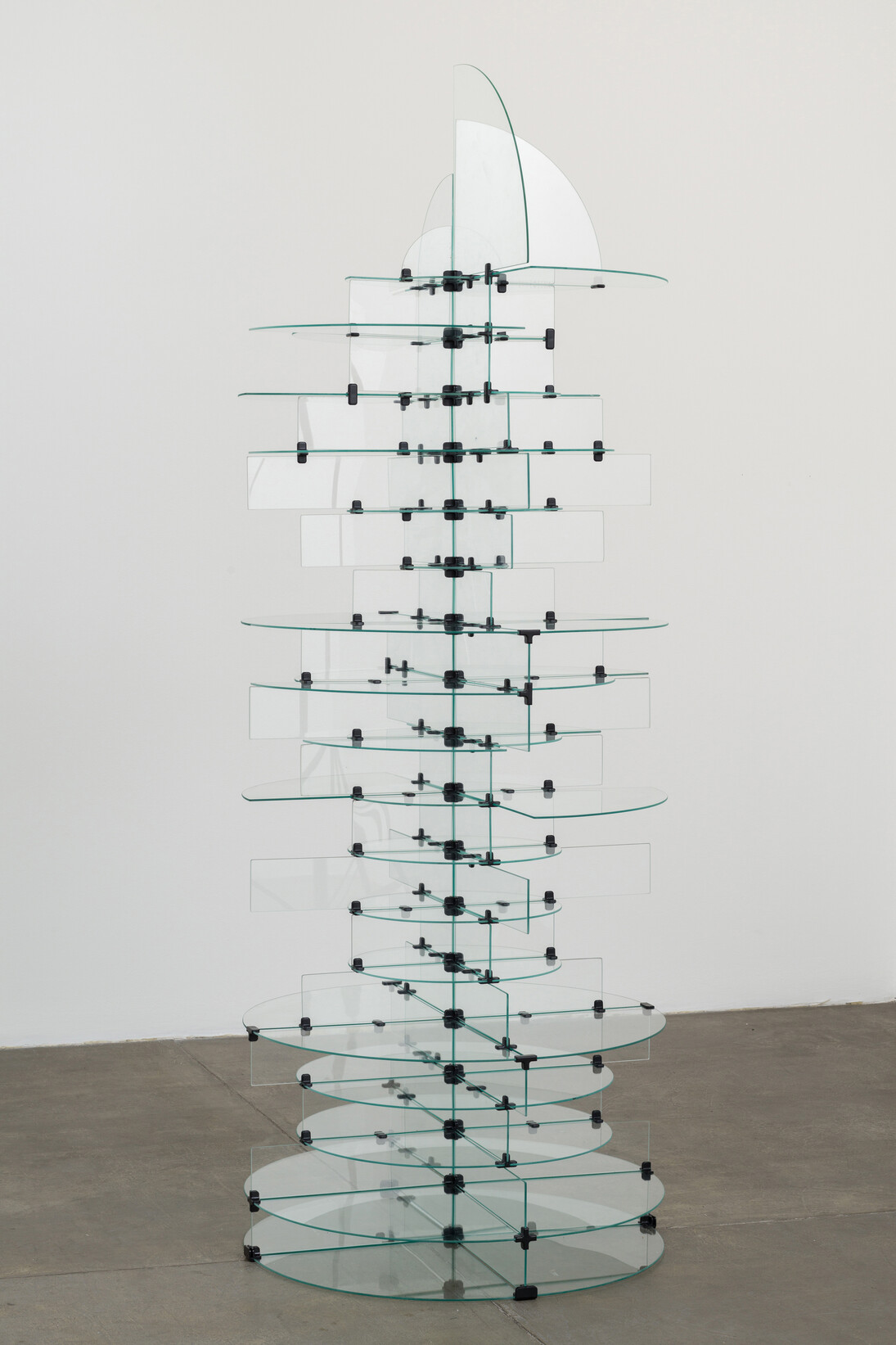 Rodrigo Matheus, Torre, 2015, Modular, glass structure. Photo: Eduardo Ortega, Courtesy Galeria Fortes Vilaça