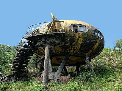 In Wanli, located in northern Taiwan, a collection of abandoned Futuro and Venturo houses stands. The Futuro houses are characterized by their round, UFO-like form, while the Venturo houses boast a more modern, rectangular structure