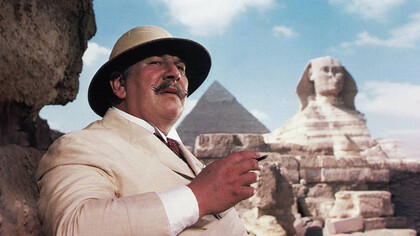 L’elegantissimo, scostante e infallibile Hercule Poirot di Agata Christie interpretato da Peter Ustinov