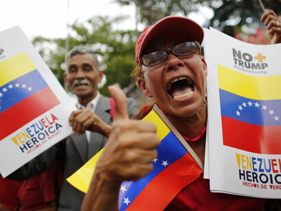 Manifestantes en la campaña «No More Trump»