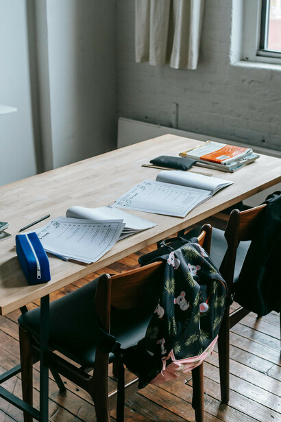 Mesa y sillas de un aula, con mochilas y material escolar. El aprendizaje puede ser formal, en institutos, escuelas y universidades, o informal, cuando aprendemos cosas en nuestra vida cotidiana 