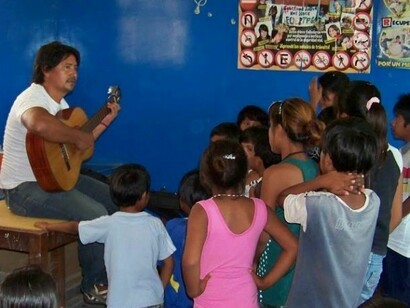 Cantando para tratar de aliviar los males de los Qom