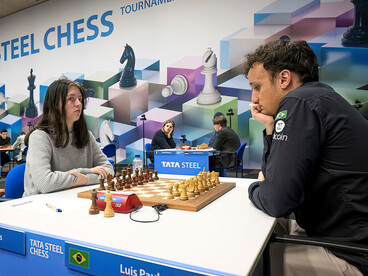 Eline Roebers plays against Luis Paulo Supi during the Tata Steel Chess Tournament in 2023