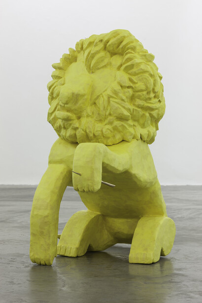 Isabel Nolan, A lion with a thorn in his paw, 2015, polystyrene plaster bandage and papier mache, 109 x 59 x 118 cm, Courtesy of the artist and Kerlin Gallery, Dublin
