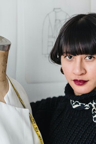 Estilista segue um estilo de costura ao tirar medidas em croqui humano