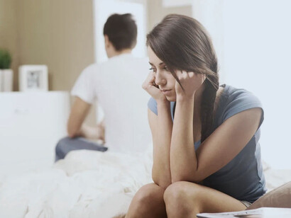 Pareja de adultos distanciada