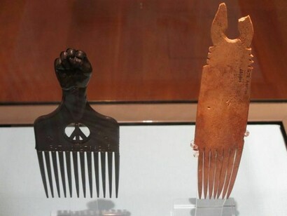  Installation View _Plastic hair comb_ (Anthonio’s Inc.) ; Bone hair comb (Egypt, c.3500 BCE). Photo credit: Ines Valle  