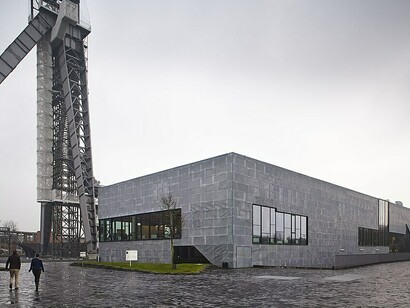 Façade contemporaine du campus de Genk, qui accueille les étudiants en cinéma et en arts visuels