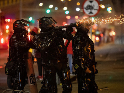 Miembros del ESMAD disparan mientras intentan dispersar las protestas