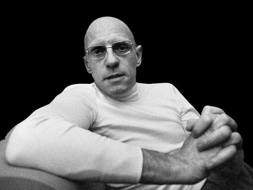Michel Foucault, filósofo francês que contribuiu com discussões para biolpolítica